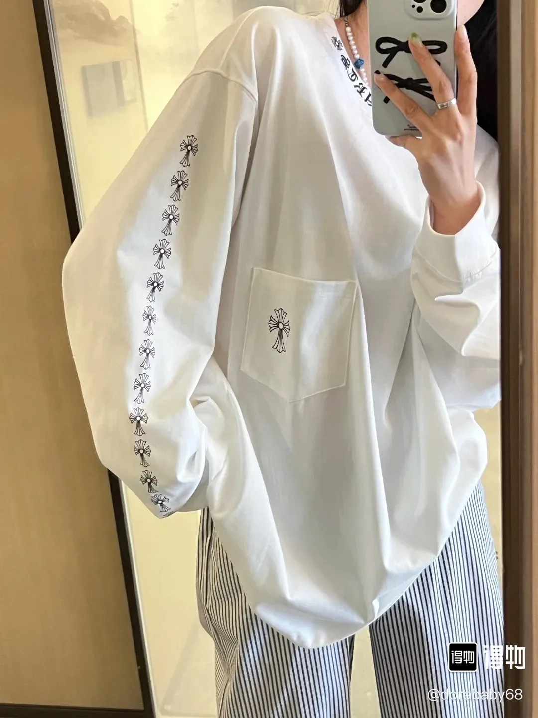 Style No.: DC #[Model Photo] Croixin 26SS Spring/Summer New Arrival Same Style Loose Version for Men and Women. Long-sleeved gram double yarn pure cotton, imported ribbing machine, double thread pressing on the shoulders, heavy craftsmanship of hand-exploded beads. Size: S M L XL Color: Black White